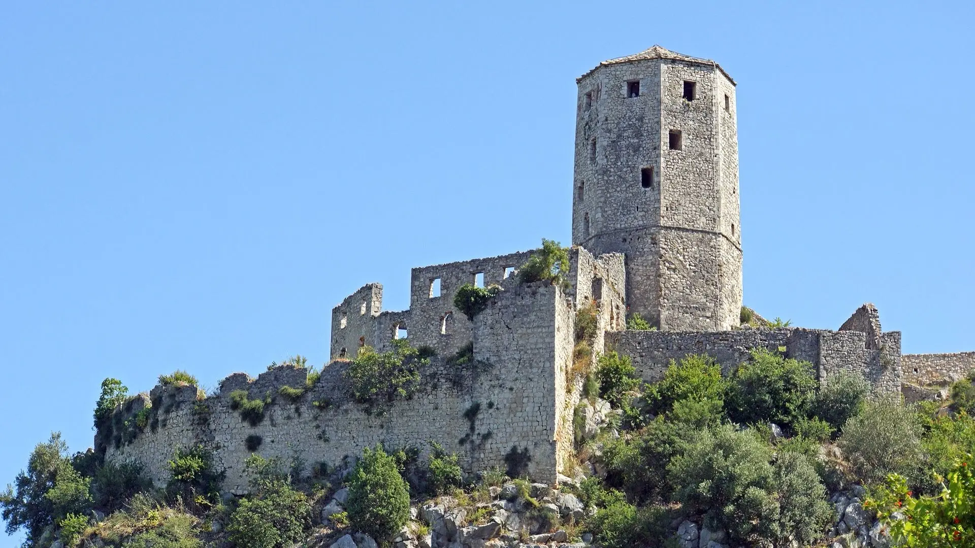 Kamena utvrda i staro naselje na brdu iznad hercegovačke doline